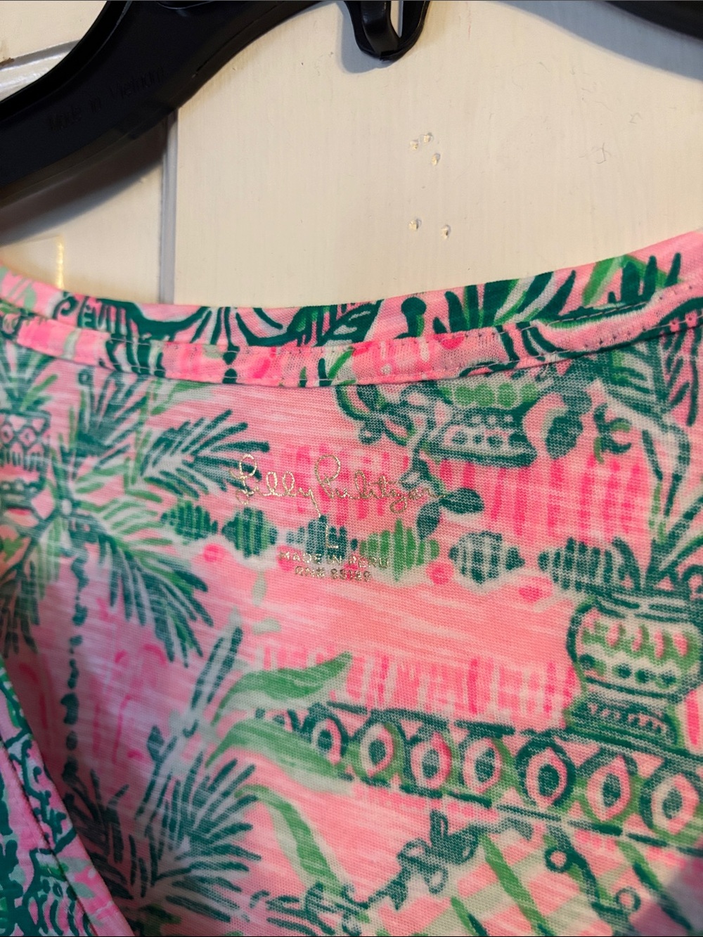 NWOT Lilly Pulitzer Vneck short sleeved top - Picture 2 of 5